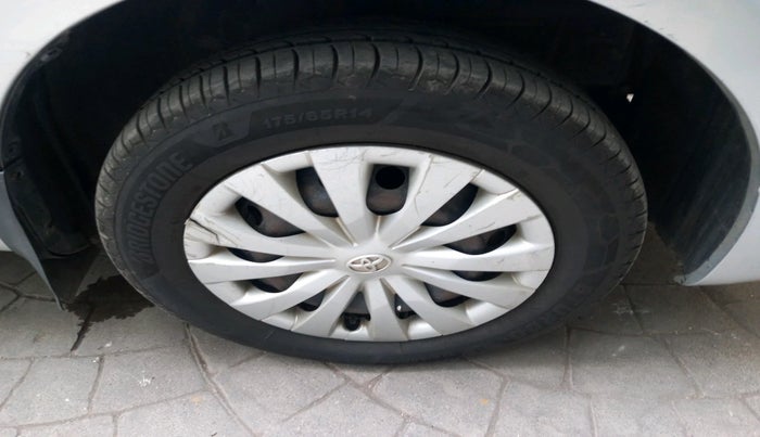2012 Toyota Etios Liva G, Petrol, Manual, 1,48,618 km, tyre