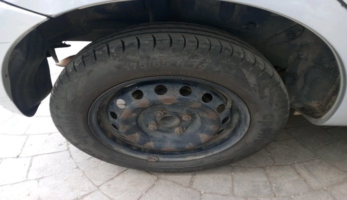 2012 Toyota Etios Liva G, Petrol, Manual, 1,48,618 km, tyre