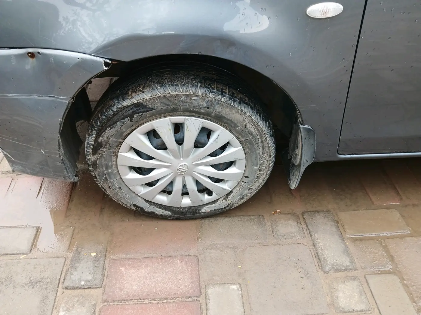 2014 Toyota Etios Liva G, Petrol, Manual, 1,18,781 km, tyre