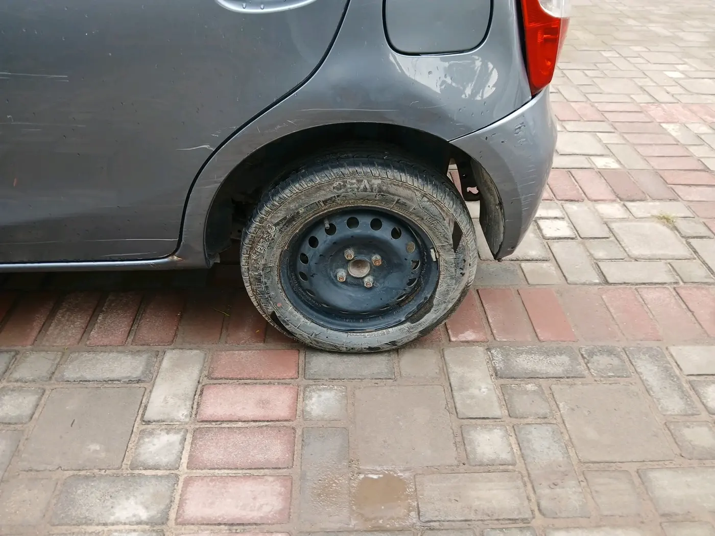 2014 Toyota Etios Liva G, Petrol, Manual, 1,18,781 km, tyre