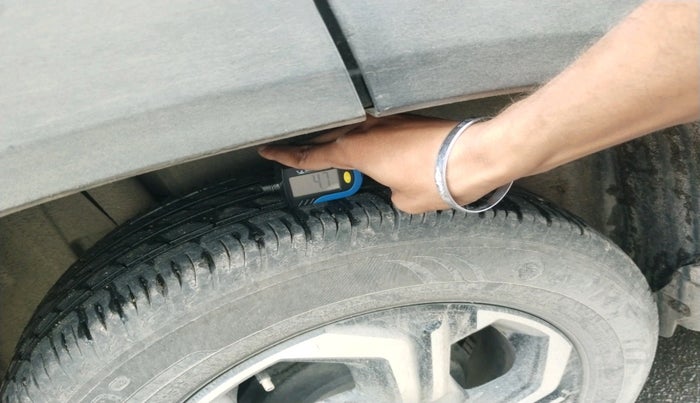 2023 Maruti BREZZA VXI SMART HYBRID, Petrol, Manual, 23,570 km, tyre