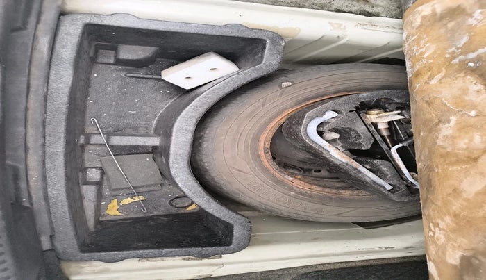 2012 Volkswagen Vento COMFORTLINE DIESEL 1.6, Diesel, Manual, 1,84,590 km, tyre