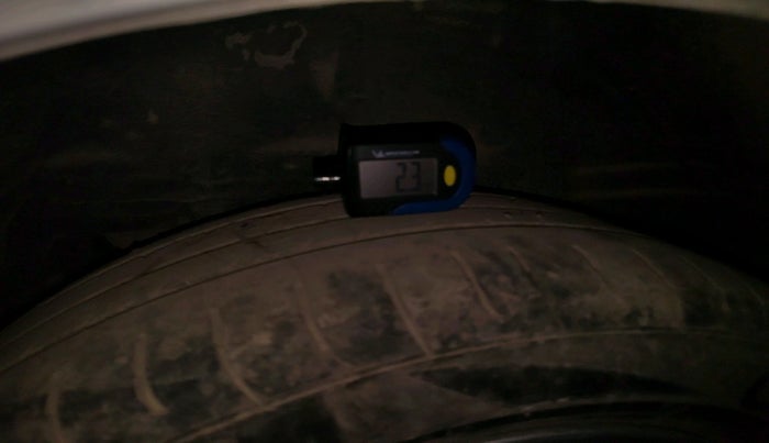 2007 Toyota Corolla HE J 1.8, CNG, Manual, 2,34,567 km, tyre