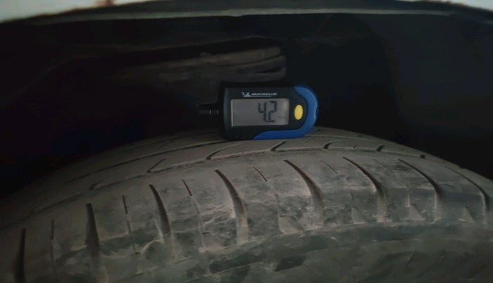 2007 Toyota Corolla HE J 1.8, CNG, Manual, 2,34,567 km, tyre