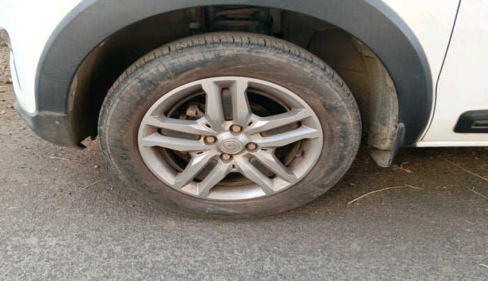 2020 Renault TRIBER RXZ AMT, Petrol, Automatic, 8,820 km, tyre