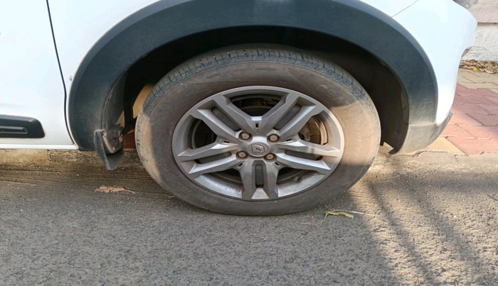 2020 Renault TRIBER RXZ AMT, Petrol, Automatic, 8,820 km, tyre