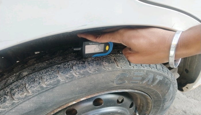 2014 Maruti Wagon R 1.0 LXI, CNG, Manual, 80,305 km, tyre