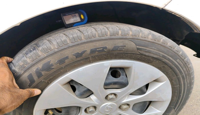 2016 Hyundai Xcent BASE 1.2, CNG, Manual, 1,05,741 km, tyre