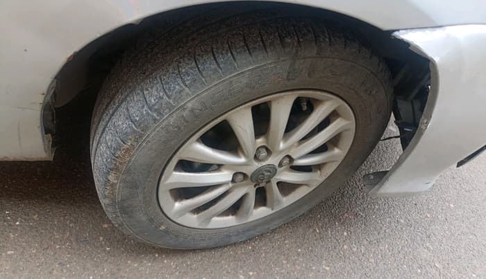 2011 Toyota Etios V, Petrol, Manual, 1,78,132 km, tyre