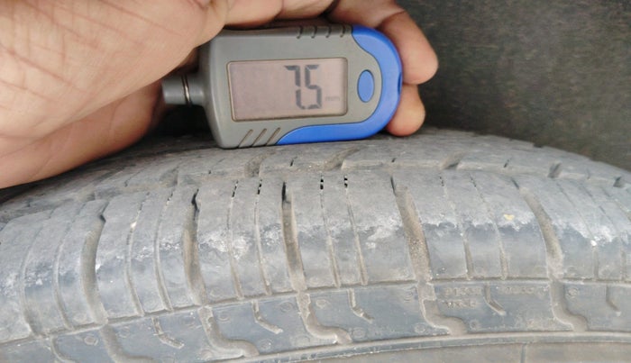 2015 Maruti Swift Dzire VXI, CNG, Manual, 1,17,234 km, tyre