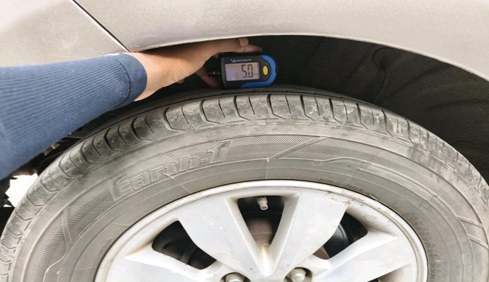 2013 Hyundai i20 SPORTZ 1.4 AT, CNG, Automatic, 62,990 km, tyre