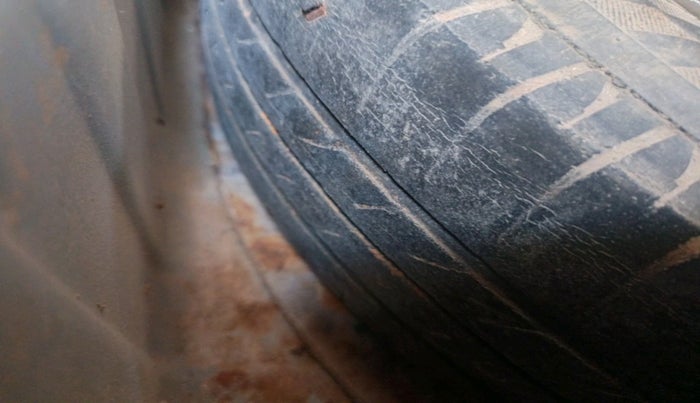 2010 Chevrolet Beat LS PETROL, Petrol, Manual, 1,17,938 km, tyre