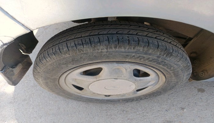 2010 Chevrolet Beat LS PETROL, Petrol, Manual, 1,17,938 km, tyre