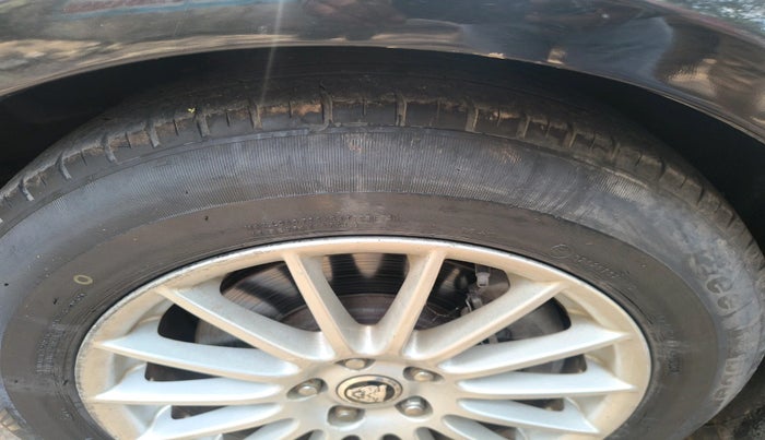 2013 Jaguar XF 2.2 DIESEL, Diesel, Automatic, 1,06,617 km, tyre