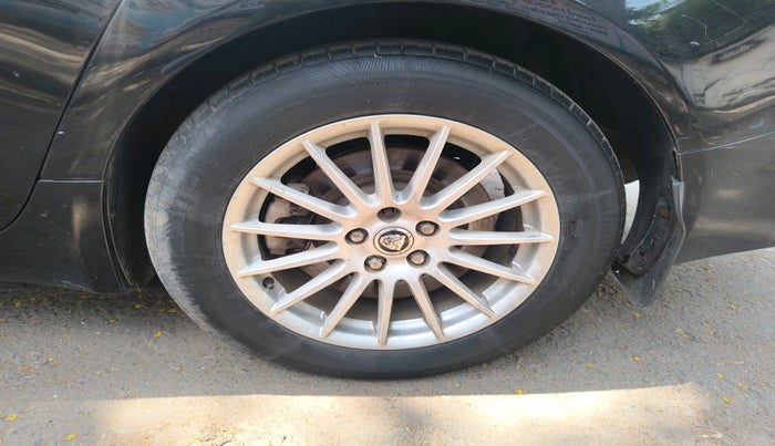 2013 Jaguar XF 2.2 DIESEL, Diesel, Automatic, 1,06,617 km, tyre