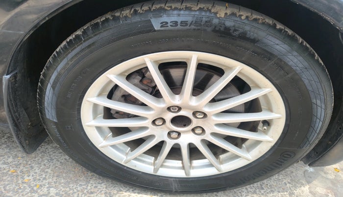 2013 Jaguar XF 2.2 DIESEL, Diesel, Automatic, 1,06,617 km, tyre