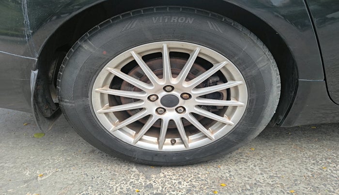 2013 Jaguar XF 2.2 DIESEL, Diesel, Automatic, 1,06,617 km, tyre