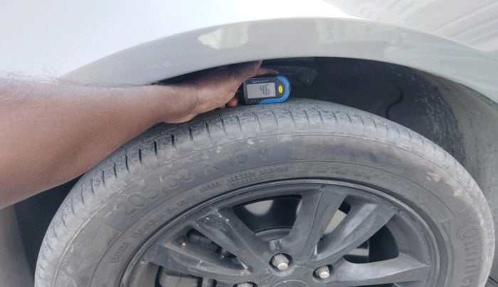 2015 Chevrolet Cruze LTZ AT, Diesel, Automatic, 1,58,524 km, tyre