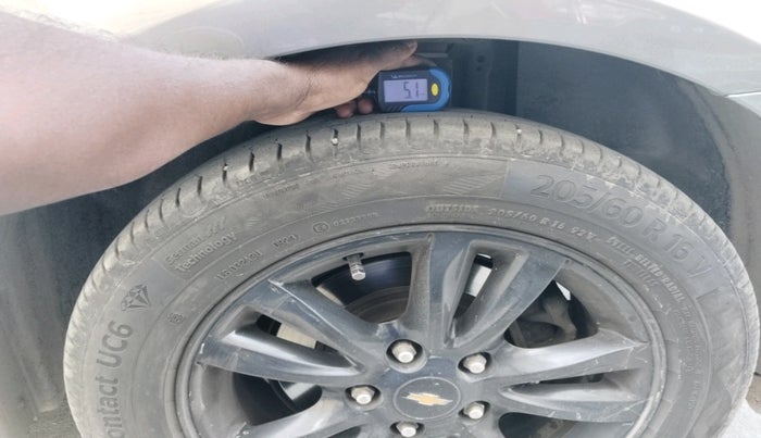 2015 Chevrolet Cruze LTZ AT, Diesel, Automatic, 1,58,524 km, tyre