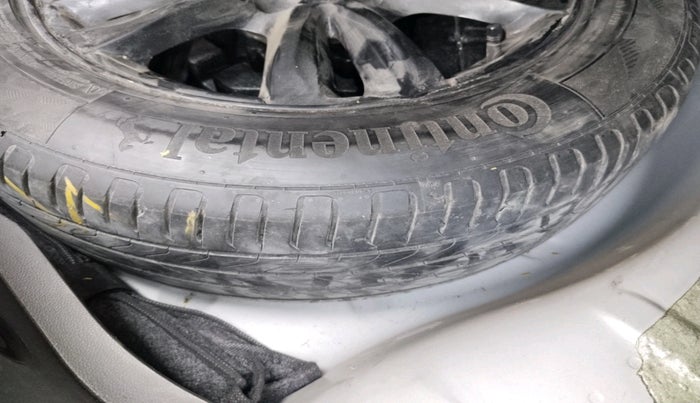 2015 Chevrolet Cruze LTZ AT, Diesel, Automatic, 1,58,524 km, tyre