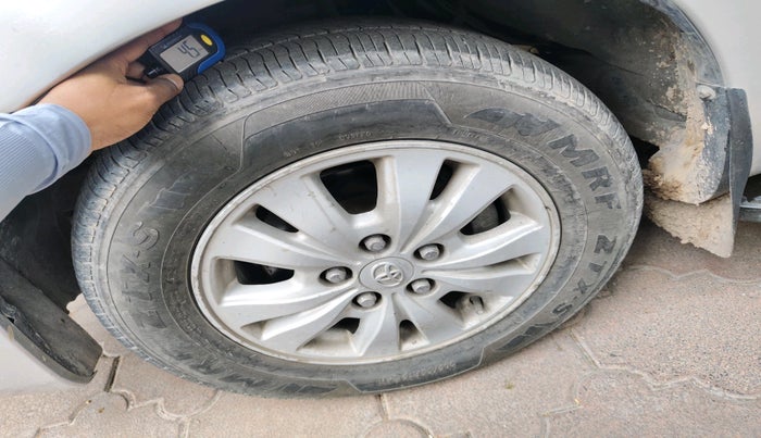 2011 Toyota Innova V 2.5 8 STR, Diesel, Manual, 3,25,740 km, tyre