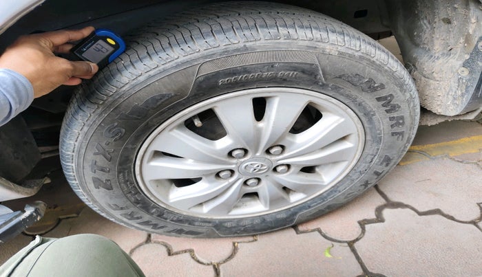 2011 Toyota Innova V 2.5 8 STR, Diesel, Manual, 3,25,740 km, tyre