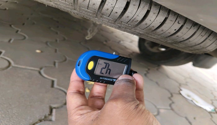 2011 Toyota Innova V 2.5 8 STR, Diesel, Manual, 3,25,740 km, tyre