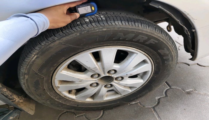 2011 Toyota Innova V 2.5 8 STR, Diesel, Manual, 3,25,740 km, tyre