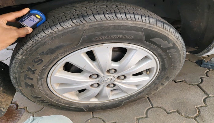 2011 Toyota Innova V 2.5 8 STR, Diesel, Manual, 3,25,740 km, tyre