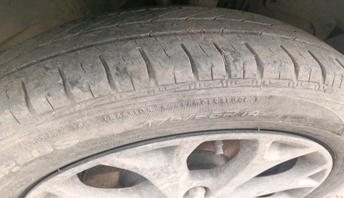 2015 Ford Figo TITANIUM 1.4 DIESEL, Diesel, Manual, 1,04,893 km, tyre