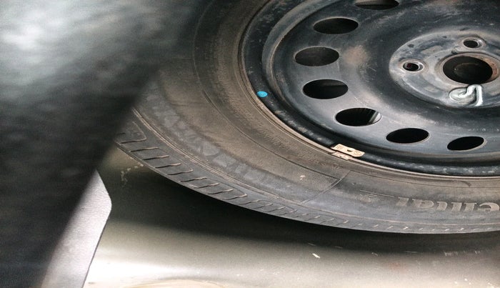 2017 Maruti Swift VXI, Petrol, Manual, 98,290 km, tyre