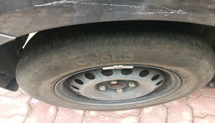 2017 Maruti Swift VXI, Petrol, Manual, 98,290 km, tyre