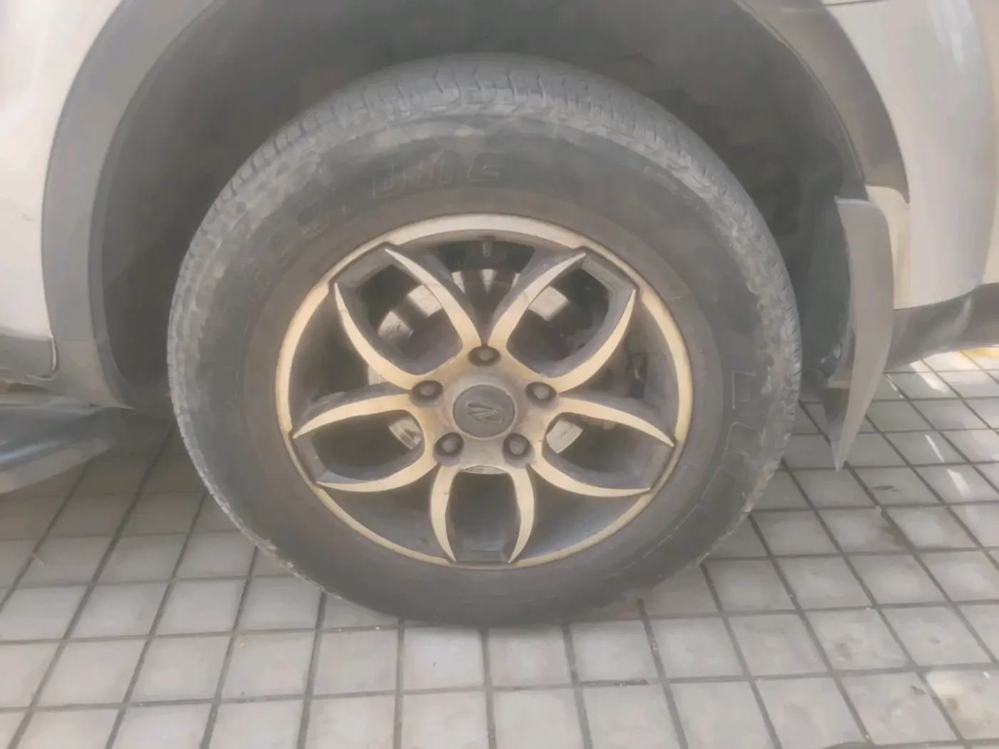2017 Mahindra XUV500 W6 AT, Diesel, Automatic, 91,108 km, tyre