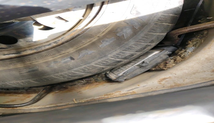 2010 Maruti Swift VXI, CNG, Manual, 1,65,989 km, tyre