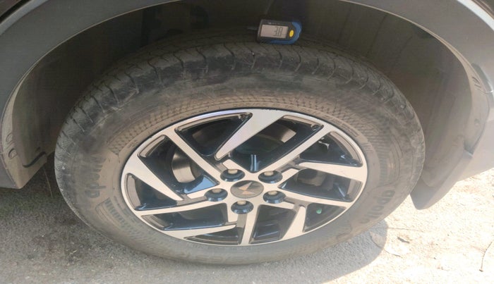 2023 Mahindra XUV400 EL 7.2 KW, Electric, Automatic, 33,252 km, tyre