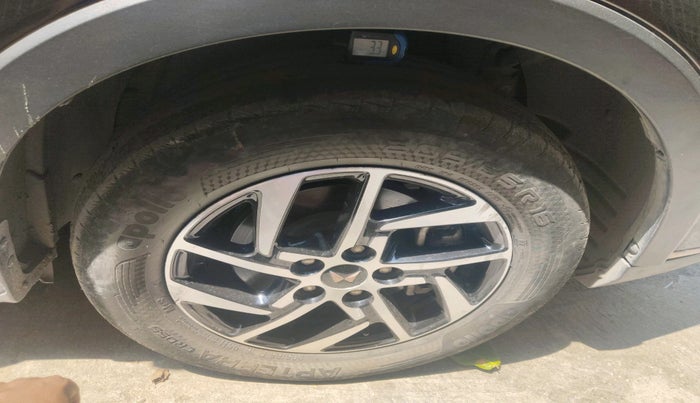 2023 Mahindra XUV400 EL 7.2 KW, Electric, Automatic, 33,252 km, tyre