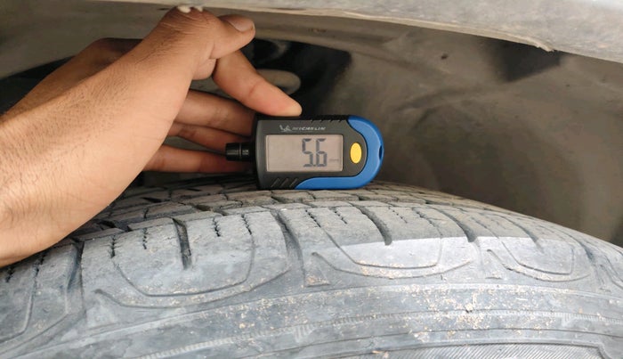 2016 Jeep Compass LONGITUDE (O) 2.0 DIESEL, Diesel, Manual, 1,21,779 km, tyre