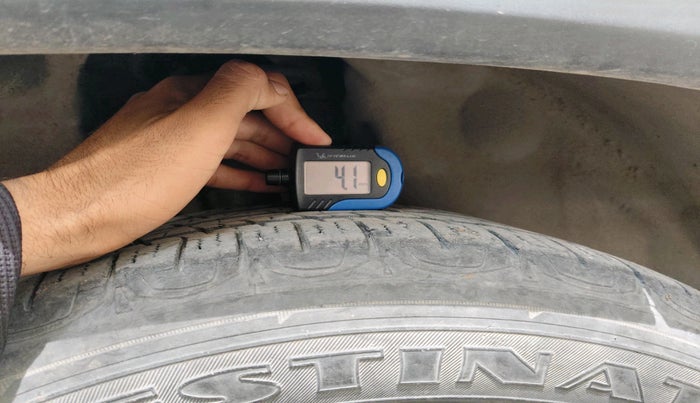 2016 Jeep Compass LONGITUDE (O) 2.0 DIESEL, Diesel, Manual, 1,21,779 km, tyre