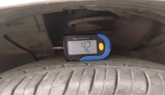 2013 Renault Scala RXL PETROL AT, Petrol, Automatic, 1,09,578 km, tyre