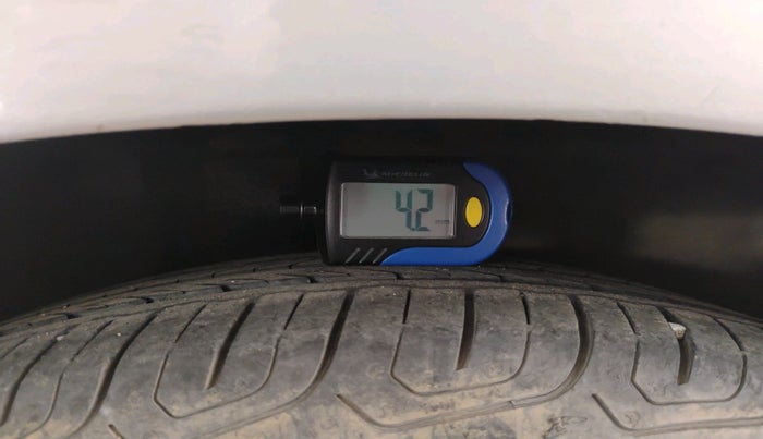 2013 Renault Scala RXL PETROL AT, Petrol, Automatic, 1,09,578 km, tyre