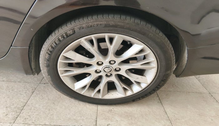 2012 Jaguar XF 3.0 DIESEL, Diesel, Automatic, 1,02,395 km, tyre