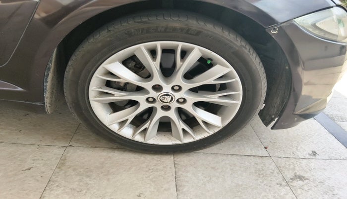 2012 Jaguar XF 3.0 DIESEL, Diesel, Automatic, 1,02,395 km, tyre