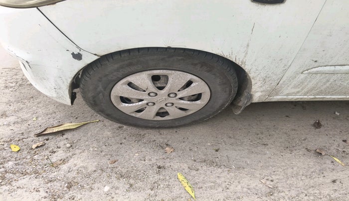 2011 Hyundai i10 ERA 1.1, CNG, Manual, 2,09,702 km, tyre