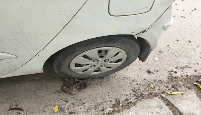 2011 Hyundai i10 ERA 1.1, CNG, Manual, 2,09,702 km, tyre