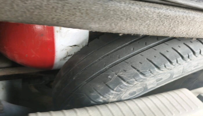 2011 Hyundai i10 ERA 1.1, CNG, Manual, 2,09,702 km, tyre