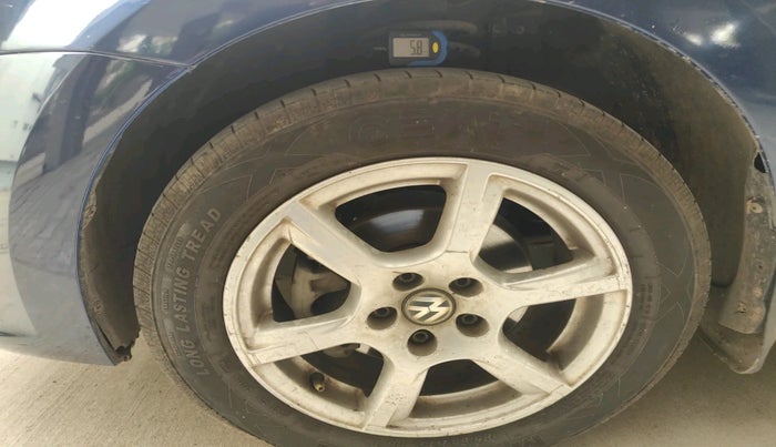 2013 Volkswagen Vento HIGHLINE DIESEL 1.6, Diesel, Manual, 2,97,389 km, tyre