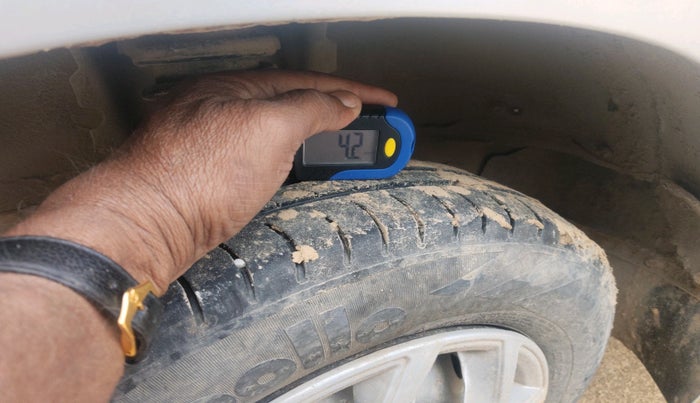 2017 Maruti Omni 5 STR, Petrol, Manual, 54,410 km, tyre