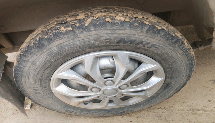 2017 Maruti Omni 5 STR, Petrol, Manual, 54,410 km, tyre