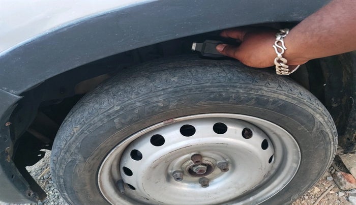 2017 Mahindra Kuv100 K8 6 STR, Petrol, Manual, 31,686 km, tyre