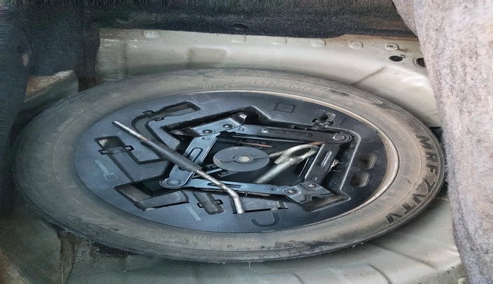 2017 Mahindra Kuv100 K8 6 STR, Petrol, Manual, 31,686 km, tyre